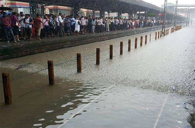 મુંબઈમાં ભારે વરસાદને કારણે ગુજરાતથી મુંબઈ જતી આટલી ટ્રેન છે રદ