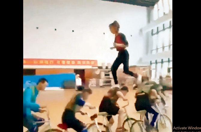 ચાલતી સાઇકલ પર છલાંગ લગાવતી છોકરીનો વીડિયો વાયરલ