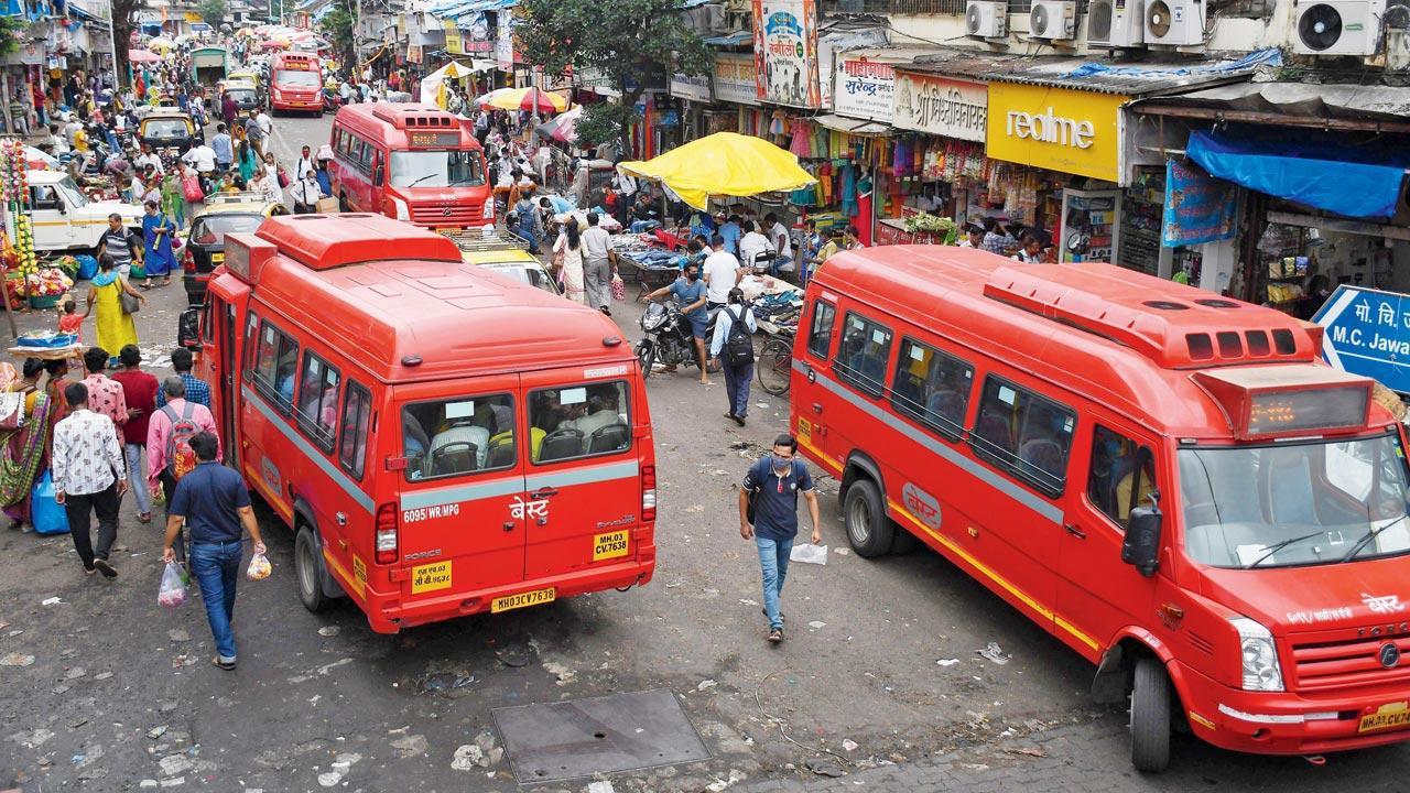 દાદર સ્ટેશનની બહાર બેસ્ટની બસોની ફાઈલ તસવીર