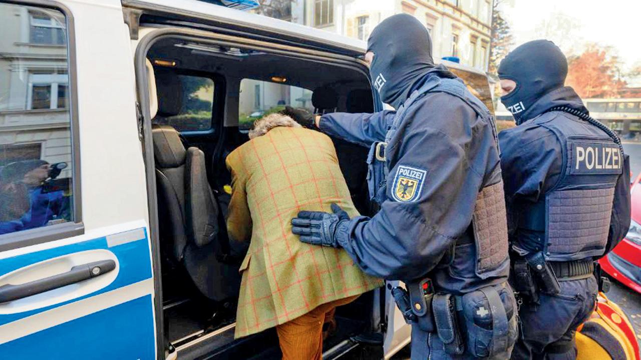 જર્મનીમાં કાવતરાખોરની ધરપકડ કરી રહેલી પોલીસ