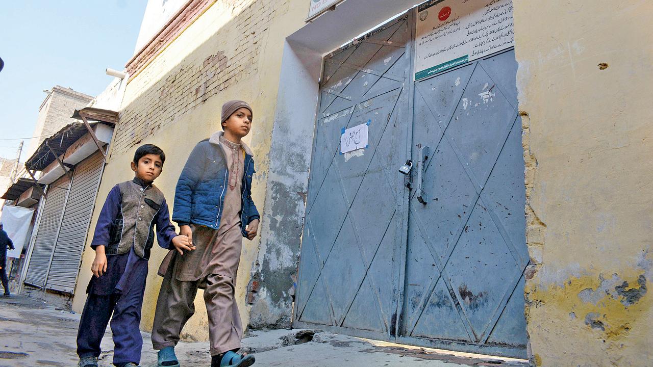 પાકિસ્તાનમાં તાલિબાનોના ડરના કારણે સ્કૂલો બંધ રહી
