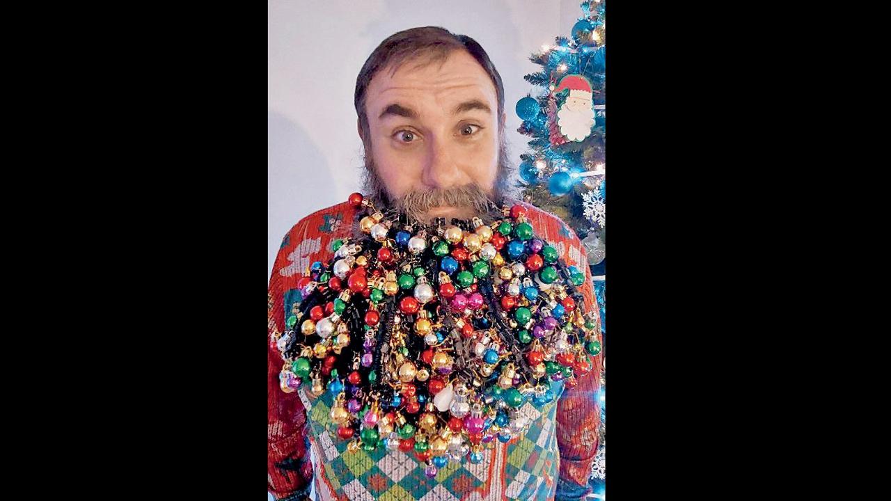 To Set Guinness World Record Us Man Hangs 710 Baubles From His Beard દાઢી છે કે ક્રિસમસ ટ્રી 