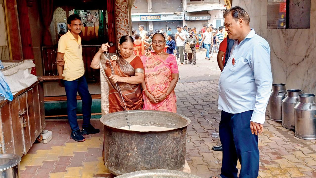 શર્મિષ્ઠા પટેલ અને સુમિત્રા પ્રજાપતિ