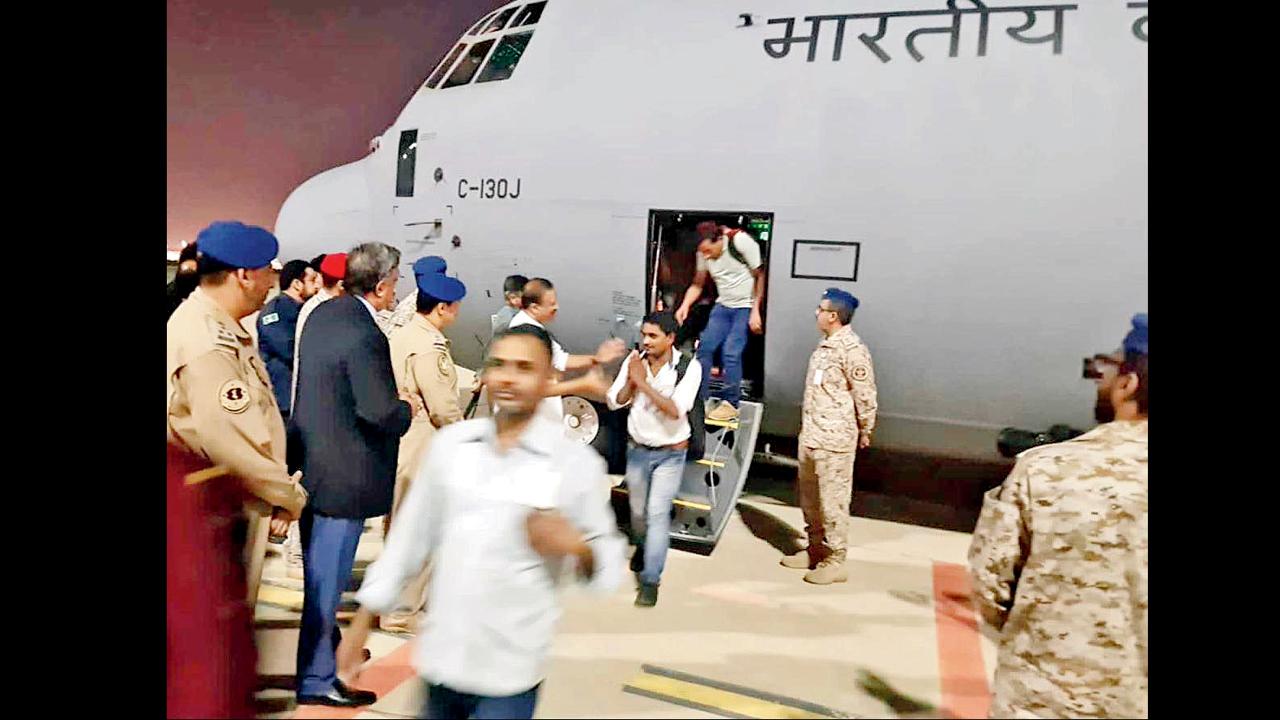 સુદાનમાંથી ગઈ કાલે ૧૩૫ ભારતીયોને લઈને C-130 Jની બીજી ફ્લાઇટ જેદ્દાહમાં પહોંચતાં તેમને આ‍વકારતા રાજ્યકક્ષાના વિદેશપ્રધાન વી. મુરલીધરન.