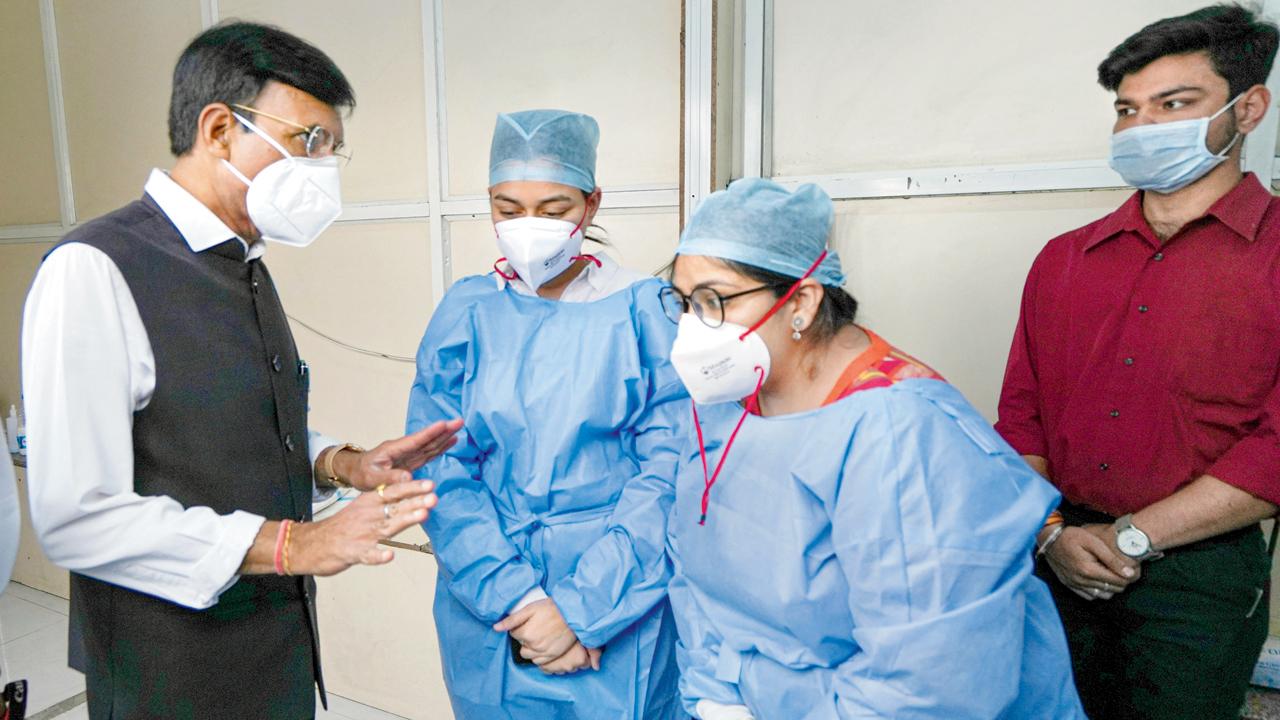 દિલ્હીની આરએમએલ હૉસ્પિટલના હેલ્થવર્કર્સ સાથે વાત કરતા કેન્દ્રીય પ્રધાન મનસુખ માંડવિયા. તસવીર પી.ટી.આઇ. 