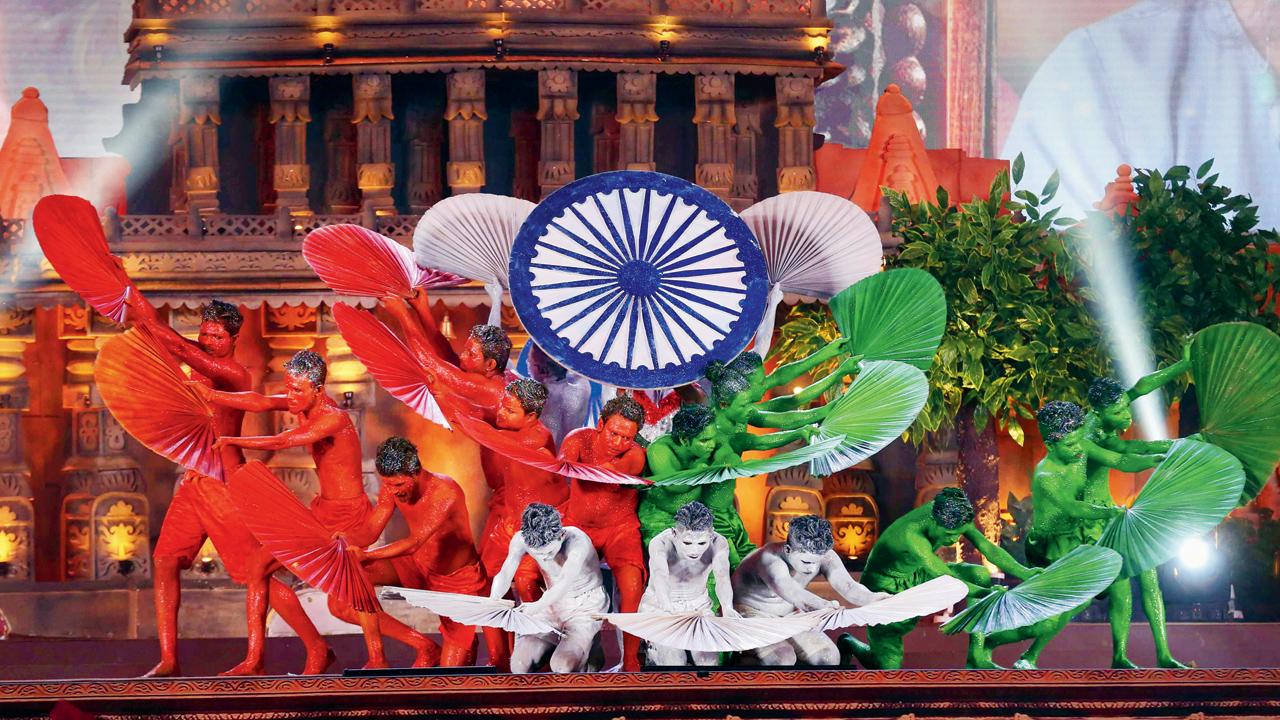 સ્ટેજ પર કલાકારોએ ભારતીય પ્રાચીન સંસ્કૃતિ પર આધારિત પર્ફોર્મન્સ આપીને સૌકોઈને મંત્રમુગ્ધ કરી દીધા હતા તસવીર પી.ટી.આઇ.