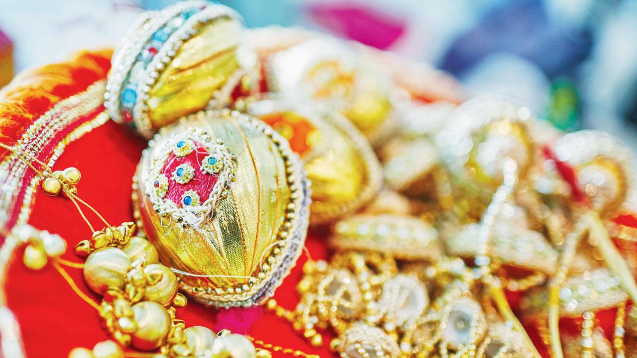 Ghatkopar’s Woman Robbed In Temple, Jewellery Worth Rs 1.28 Lakh Rs ...