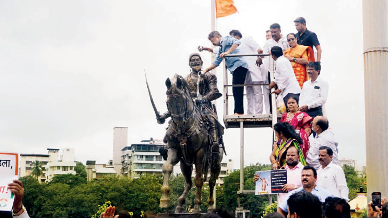 ગઈ કાલે થાણેમાં છત્રપતિ શિવાજી મહારાજની પ્રતિમાને સ્વચ્છ કરતા શરદ પવારના પક્ષના નેતા જિતેન્દ્ર આવ્હાડ અને તેમના સાથીઓ