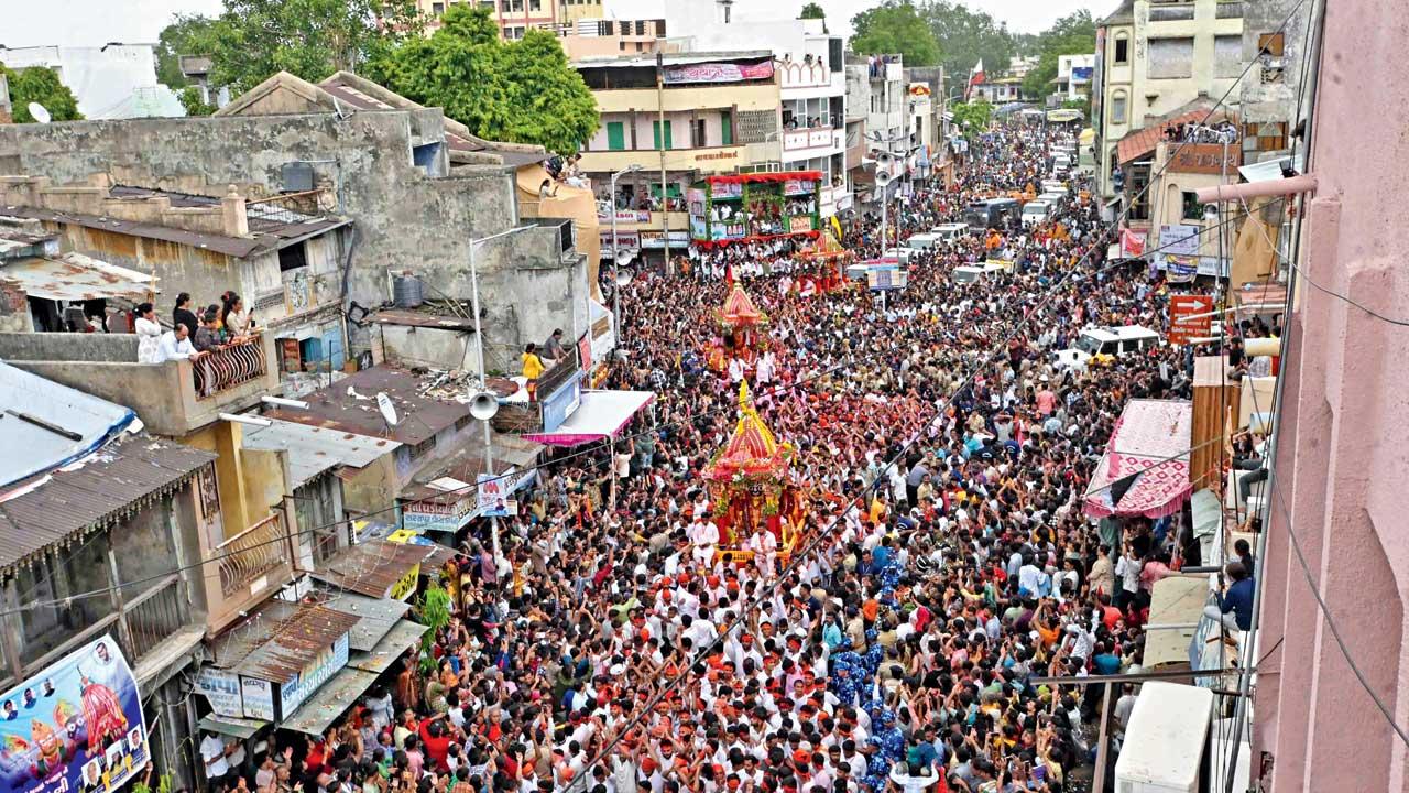 સરસપુરમાંથી પસાર થઈ રહેલી રથયાત્રામાં માનવમહેરામણ ઊમટ્યો હતો.  ( તસવીર - જનક પટેલ)