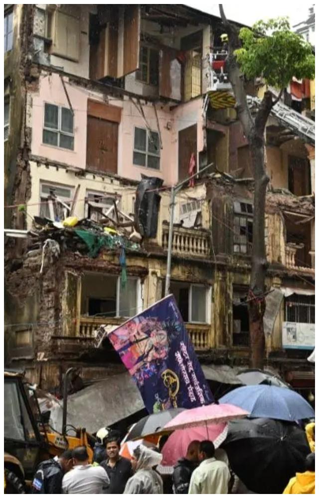 મુંબઈમાં તૂટી પડી આ બીલ્ડિંગની બાલ્કની