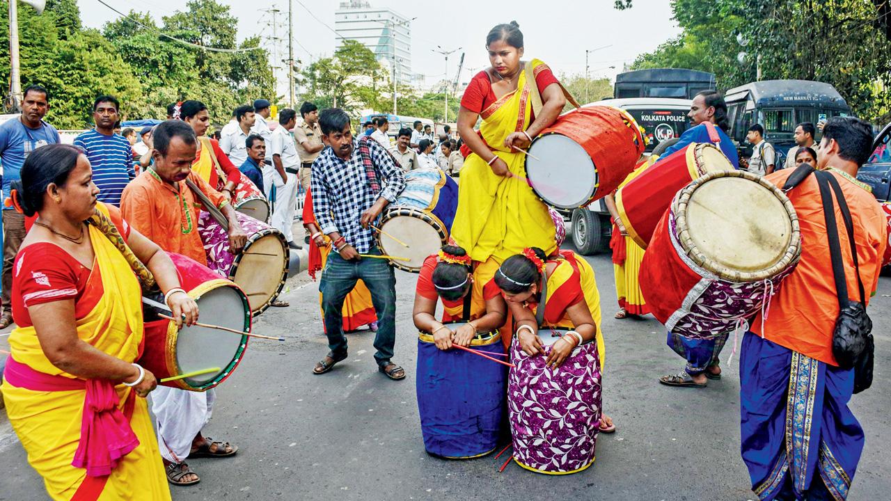 કલકત્તામાં ઢોલનગારાં વગાડીને વિરોધ