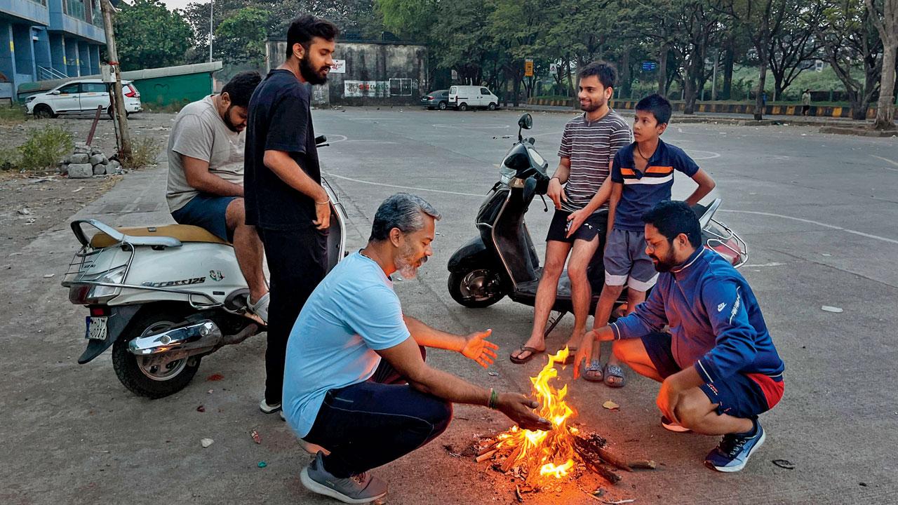 તાપણું કરતાં યુવકો