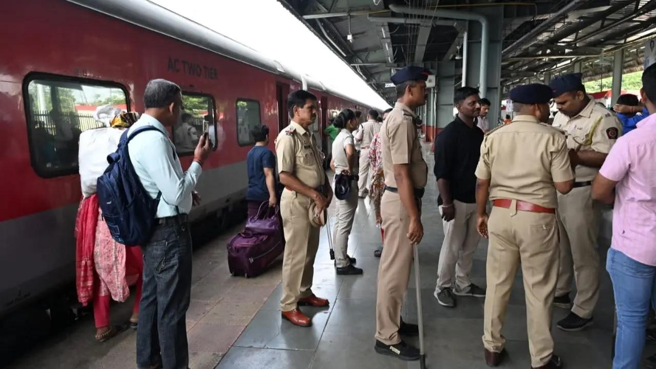 Bandra Terminus Stampede: દુર્ઘટના બાદ પોલીસે સુરક્ષામાં કર્યો વધારો, જુઓ તસવીરો