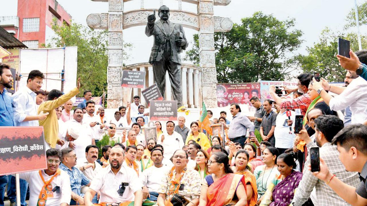 ઘાટકોપરમાં વિરોધ-પ્રદર્શન કરી રહેલા BJPના નેતાઓ.