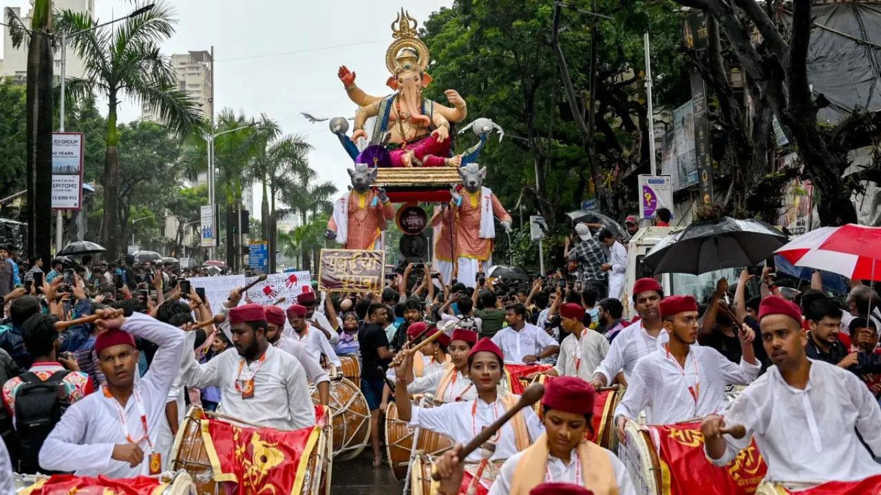 ગણેશોત્સવ પહેલા બાપ્પાનું ભવ્ય સ્વાગત કરવામાં આવ્યું (પ્રતિકાત્મક તસવીર)