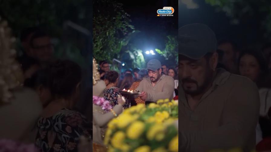 Salman Khan Danced Despite Injury Performed Aarti During Ganpati Visarjan & More Details