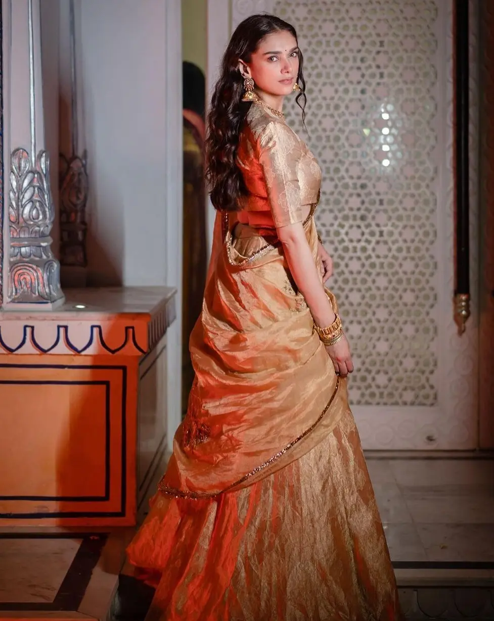 FDCI India Couture Week 2023: Aditi Rao Hydari Radiated Grace In A Regal  Ivory Lehenga As The Showstopper For Ritu Kumar