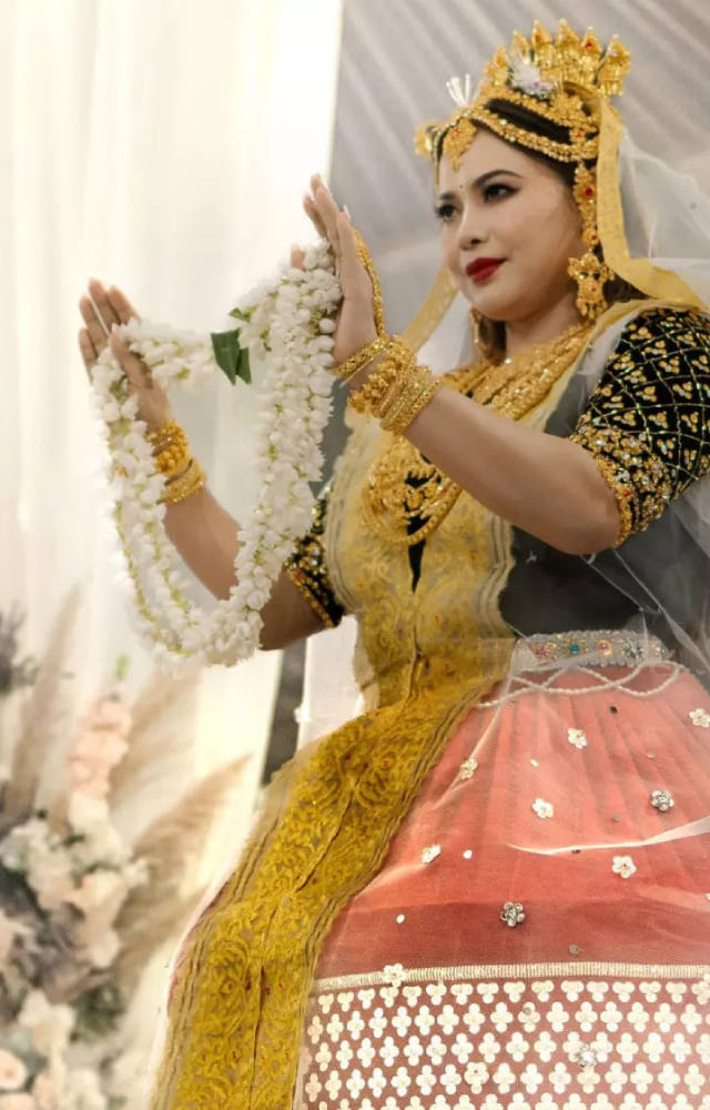 makeupshoot #bride #lehenga #bridalhenna #wedding #weddingphoto  #weddingphotographer #photographylovers In Frame - @vedashree._ Makeup… |  Instagram