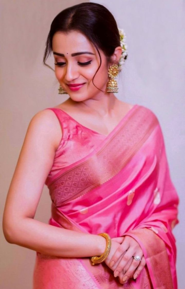 7 Reasons on Why Sarees Are Elegant
