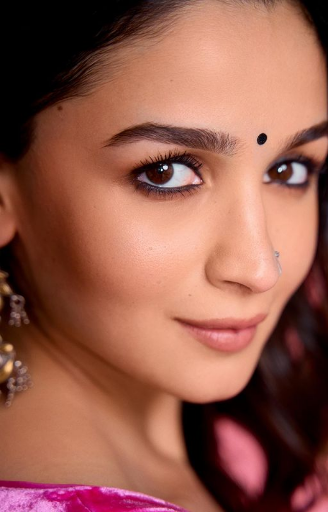 Alia Bhatt's Recycles Saree, Becomes A Talking Point - IndiaWest Journal  News