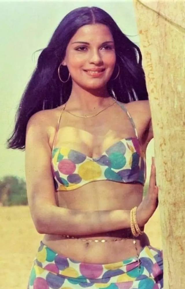 Zeenat Aman en maillot de bain